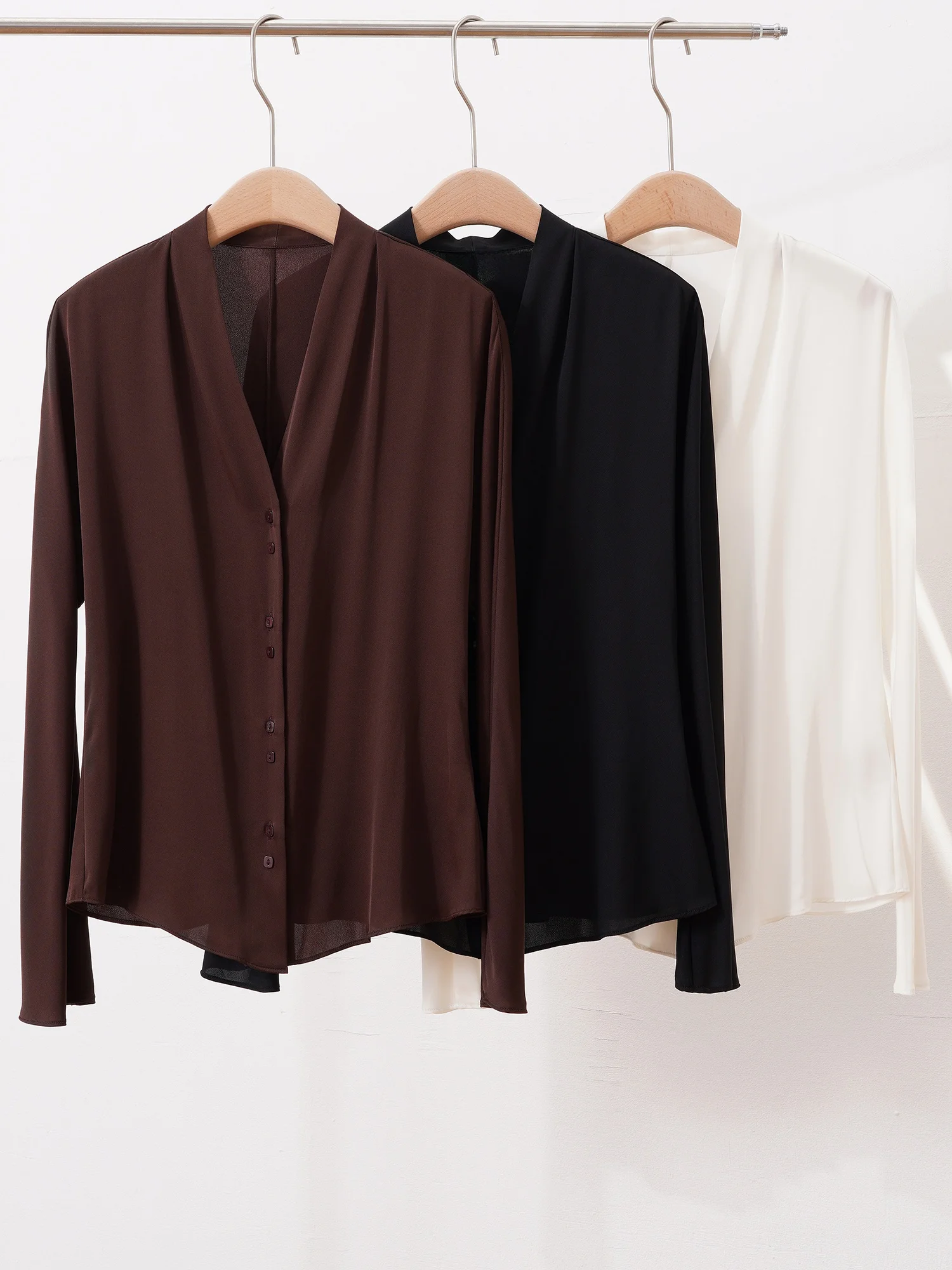 Retro V-Ne Pure Color Heavyweight Double Gauze Silk irt Loose Long Sve High-End Feeling Silk Top Women
Retro V-Ne Pure Color Heavyweight Double Gauze Silk irt Loose Long Sve High-End Feeling Silk Top Women