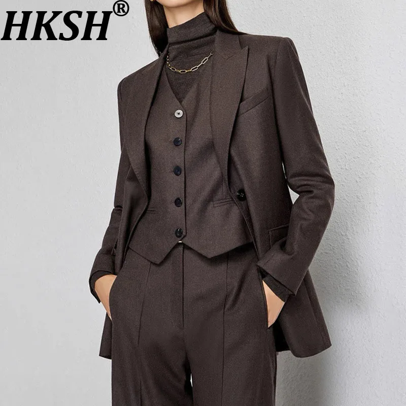 HKSH весна осень новый женский однотонный пиджак с v-образным вырезом однобортный жилет прямые брюки офисный женский трендовый костюм HK13909
HKSH весна осень новый женский однотонный пиджак с v-образным вырезом однобортный жилет прямые брюки офисный женский трендовый костюм HK13909