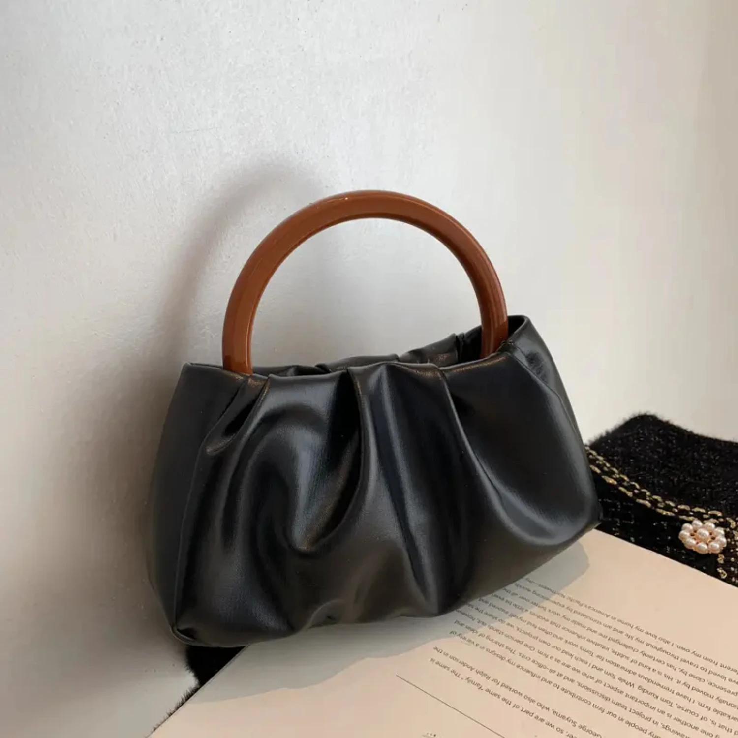Stylish Korean Mini Handbag with Pleated Design and Wooden Handle - Perfect Shoulder Bag for Women's Fashion Accessories
Stylish Korean Mini Handbag with Pleated Design and Wooden Handle - Perfect Shoulder Bag for Women's Fashion Accessories