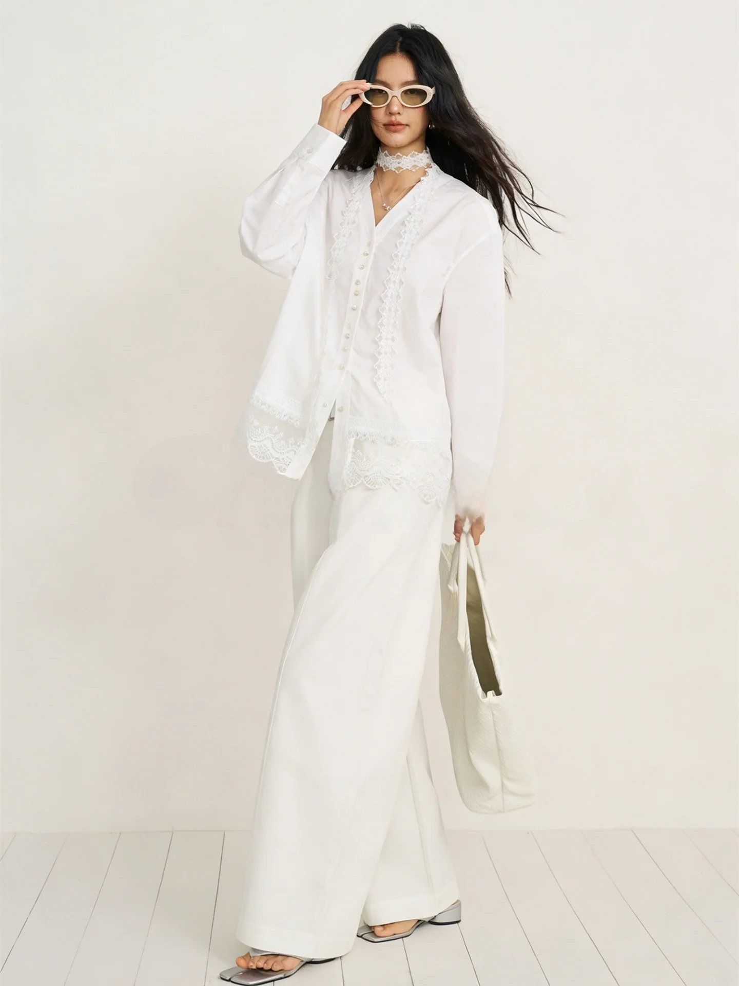 Женская блузка Chillzoe с V-образным вырезом и длинными рукавами, белая, кружевная, из чистого хлопка, в повседневном стиле, весенняя модная многослойная блузка в стиле Gentle Wind
Женская блузка Chillzoe с V-образным вырезом и длинными рукавами, белая, кружевная, из чистого хлопка, в повседневном стиле, весенняя модная многослойная блузка в стиле Gentle Wind