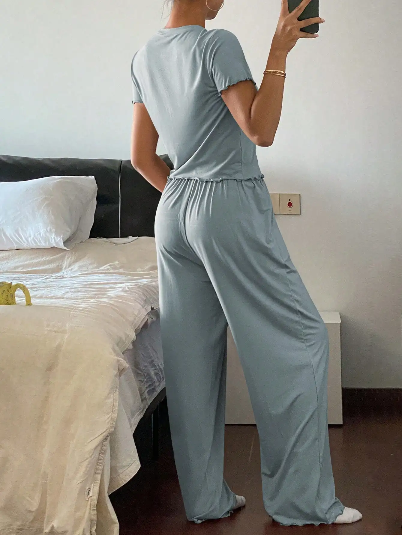 Solid Color Wave Trim Slim Fit Top And Wide Leg Pants Leisurewear Set
Solid Color Wave Trim Slim Fit Top And Wide Leg Pants Leisurewear Set