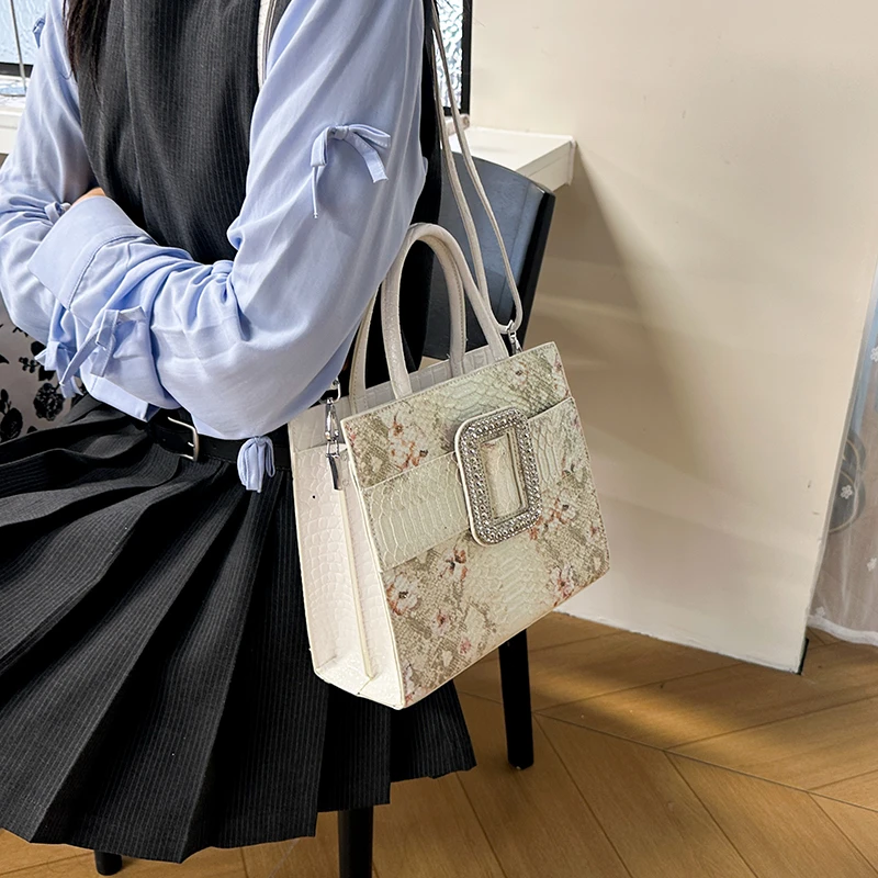 Элегантная кожаная сумка через плечо для женщин от известного дизайнера, стильная и прочная с регулируемым ремешком, идеально подходящая для повседневных прогулок 
Элегантная кожаная сумка через плечо для женщин от известного дизайнера, стильная и прочная с регулируемым ремешком, идеально подходящая для повседневных прогулок