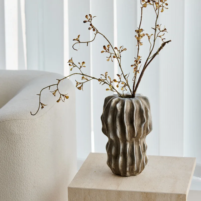 Simple and modern retro silver wavy resin flower ware, model room, coffee table with dried flowers and small vase
Simple and modern retro silver wavy resin flower ware, model room, coffee table with dried flowers and small vase