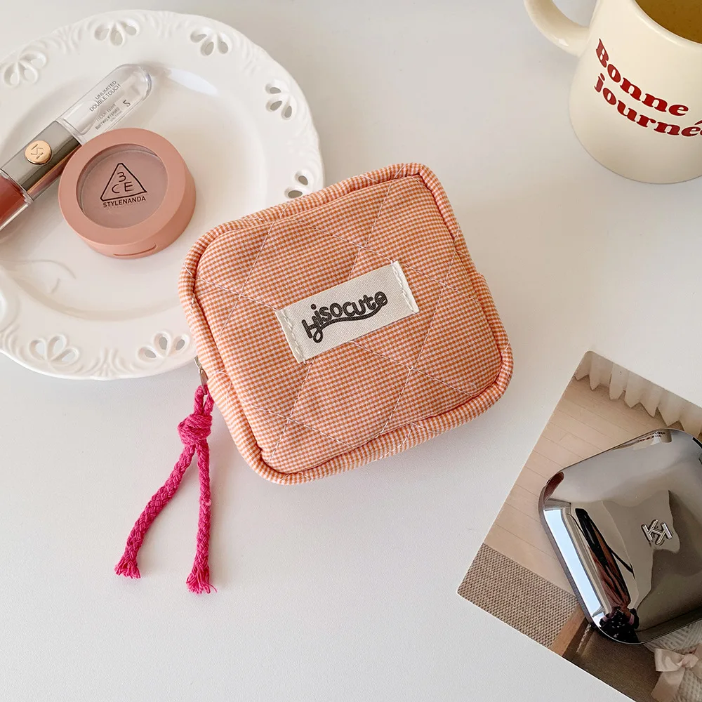 Кошелек для монет на молнии, многофункциональный клетчатый кошелек для монет, корейская косметичка, милая квадратная косметичка для подарка, повседневная женская сумка
Кошелек для монет на молнии, многофункциональный клетчатый кошелек для монет, корейская косметичка, милая квадратная косметичка для подарка, повседневная женская сумка
