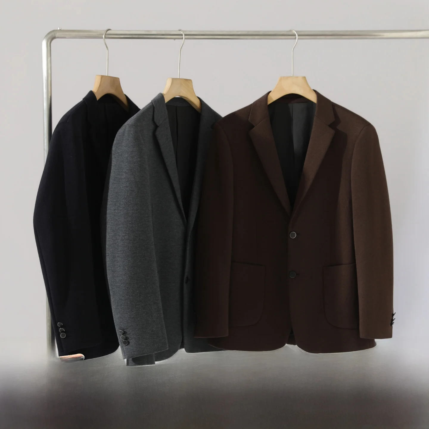 Итальянский мужской однотонный повседневный шерстяной костюм Jaet, осенне-зимний деловой повседневный костюм-стойка, длинное све
Итальянский мужской однотонный повседневный шерстяной костюм Jaet, осенне-зимний деловой повседневный костюм-стойка, длинное све