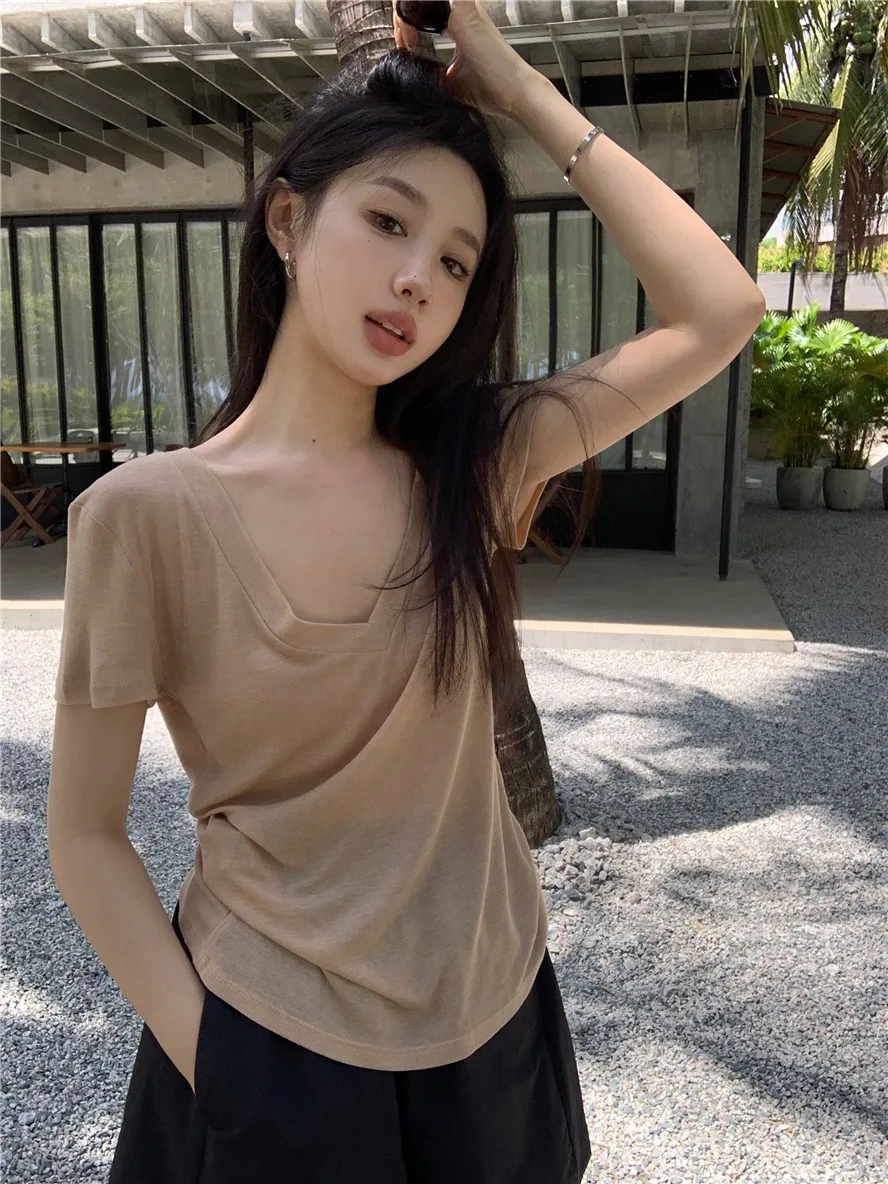 Женская летняя футболка с V-образным вырезом и коротким рукавом, облегающая, однотонная, модная, с эффектным дизайном линии плеча
Женская летняя футболка с V-образным вырезом и коротким рукавом, облегающая, однотонная, модная, с эффектным дизайном линии плеча