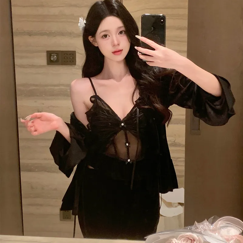 Пижама с вышитыми подтяжками-бабочками, женская осенне-зимняя золотая бархатная одежда для сна, комплект из трех предметов, кружевной сексуальный домашний костюм, комплект
Пижама с вышитыми подтяжками-бабочками, женская осенне-зимняя золотая бархатная одежда для сна, комплект из трех предметов, кружевной сексуальный домашний костюм, комплект