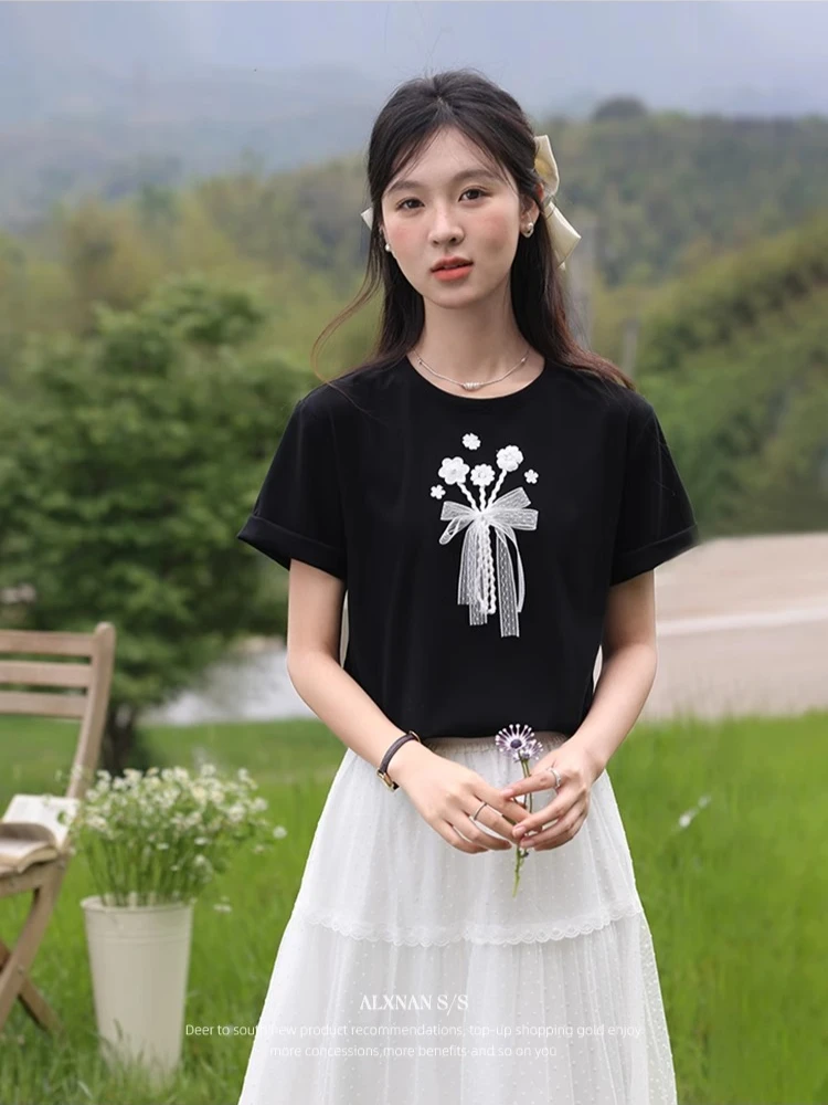 ALXNAN Women's Black T-shirt Elegant 3D Flower Lace Design Cotton T-shirt 2025 Casual Loose-fit Short Sleeve Top Ladies L53781-1
ALXNAN Women's Black T-shirt Elegant 3D Flower Lace Design Cotton T-shirt 2025 Casual Loose-fit Short Sleeve Top Ladies L53781-1