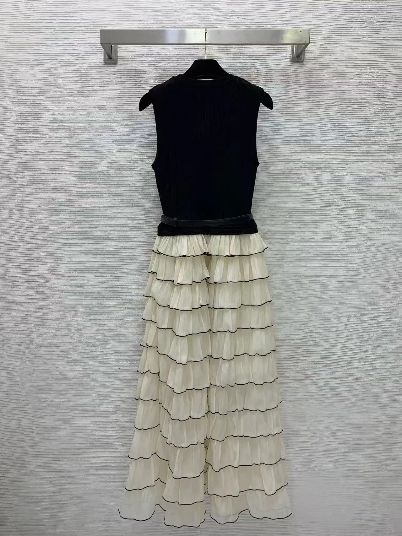 Sleeveless knitted patchwork waistband netted chiffon cake dress; high-waisted wide-sleeved long-sleeved blouse dress
Sleeveless knitted patchwork waistband netted chiffon cake dress; high-waisted wide-sleeved long-sleeved blouse dress