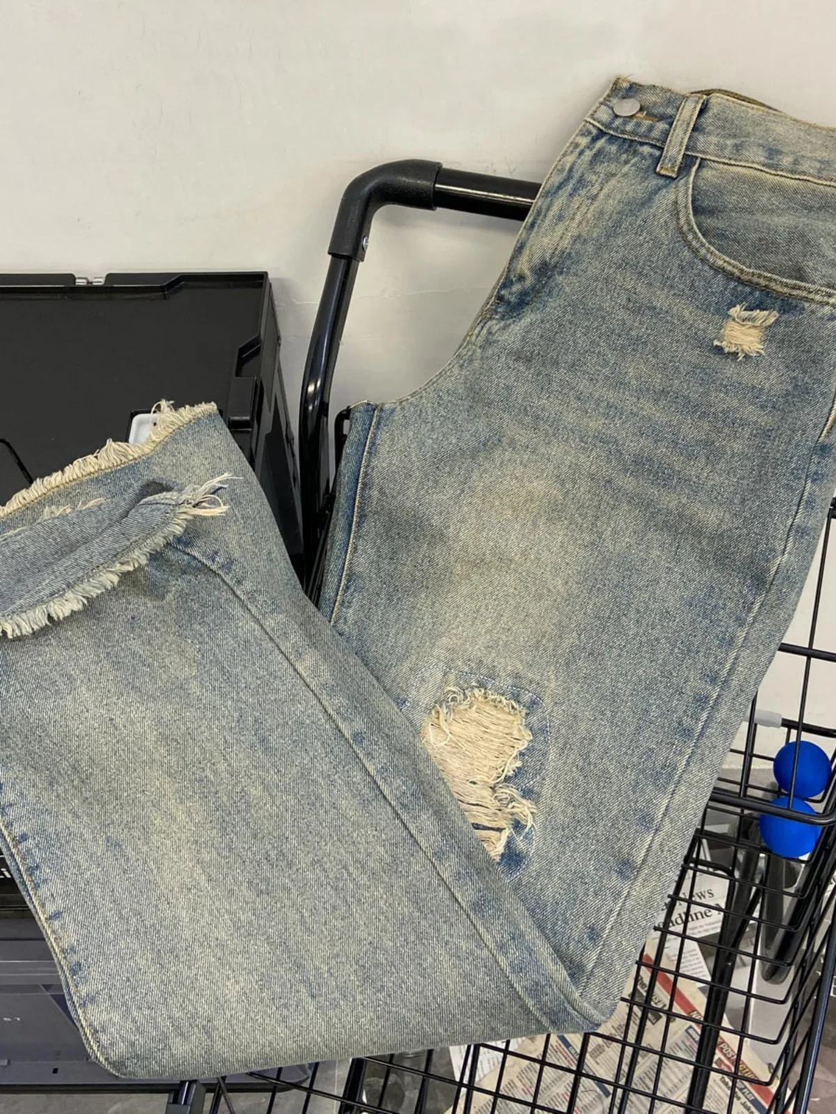 Мужские джинсы American High Street свободного прямого кроя с дырками, весенняя коллекция, модные повседневные брюки для молодежи, популярные весенние джинсы
Мужские джинсы American High Street свободного прямого кроя с дырками, весенняя коллекция, модные повседневные брюки для молодежи, популярные весенние джинсы