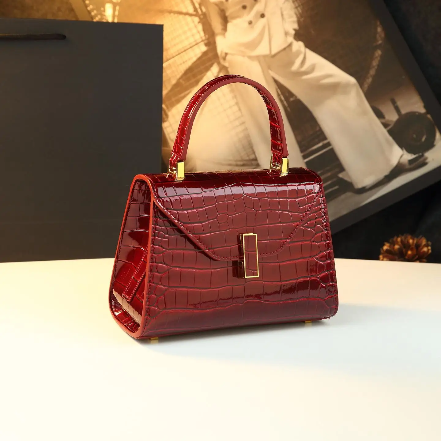 Luxury Minimalist Diaper Bag For Women Elegant Crossbody Bag Designer Vintage Tote Leather With Square Satchel Shape
Luxury Minimalist Diaper Bag For Women Elegant Crossbody Bag Designer Vintage Tote Leather With Square Satchel Shape