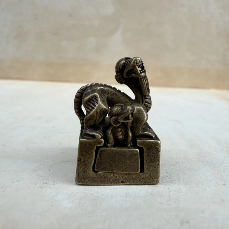 Vintage brass mini Liuhai golden toad seals desktop decorations stationery supplies antiques handicrafts
Vintage brass mini Liuhai golden toad seals desktop decorations stationery supplies antiques handicrafts