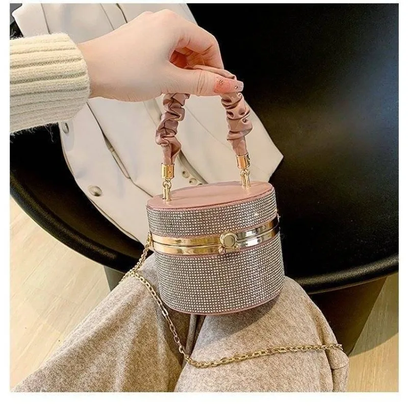 Unique Niche Design Bag 2026 New Women's Handbag Popular Versatile Chain Messenger Bag Full of Diamonds Bright Drill Bucket Bag
Unique Niche Design Bag 2026 New Women's Handbag Popular Versatile Chain Messenger Bag Full of Diamonds Bright Drill Bucket Bag