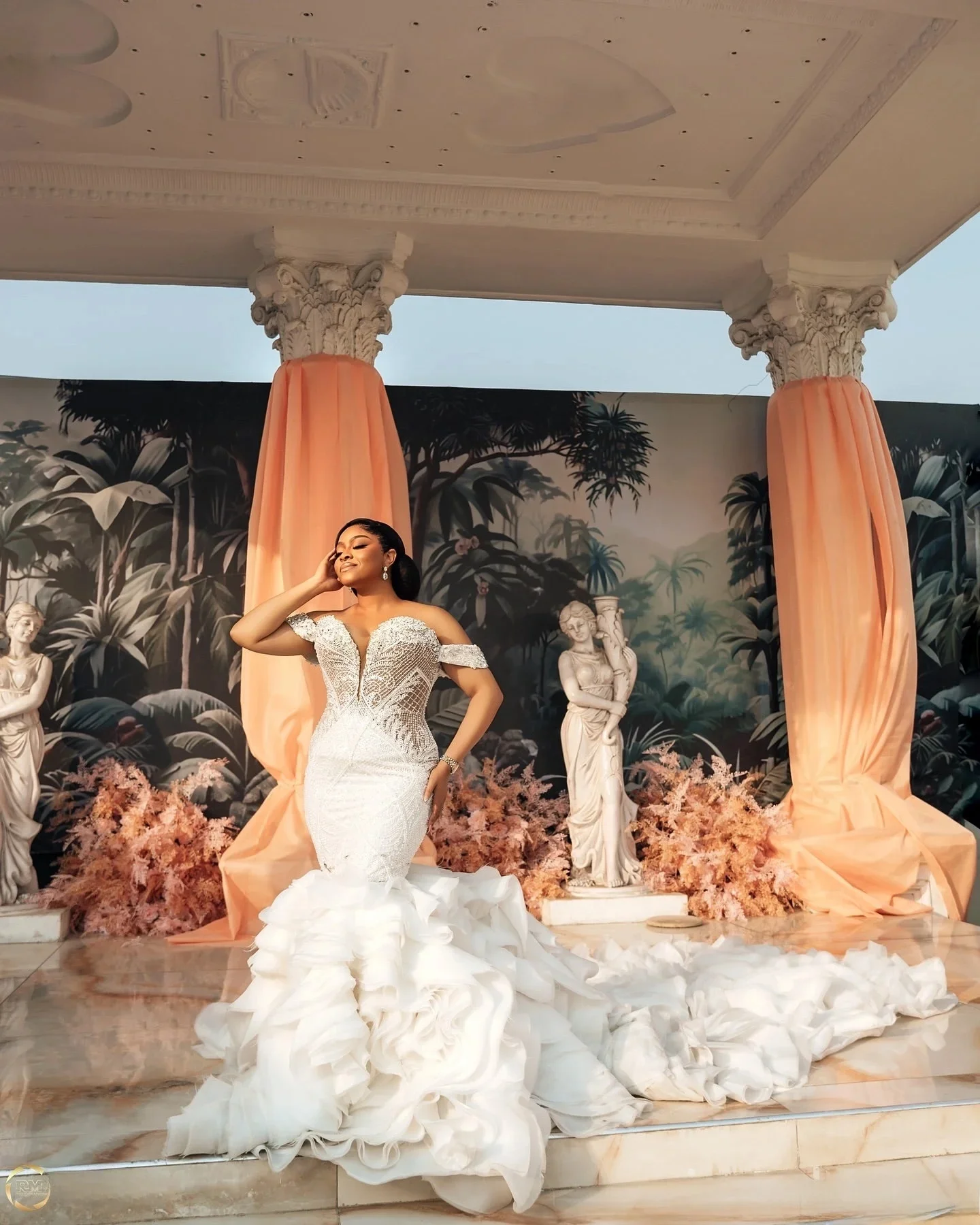 Customized Shinny Beads Crystals Elegant Wedding Dress Robe De Mariee Luxe Off the Shoulder Cascading Ruffles Bridal Gown
Customized Shinny Beads Crystals Elegant Wedding Dress Robe De Mariee Luxe Off the Shoulder Cascading Ruffles Bridal Gown