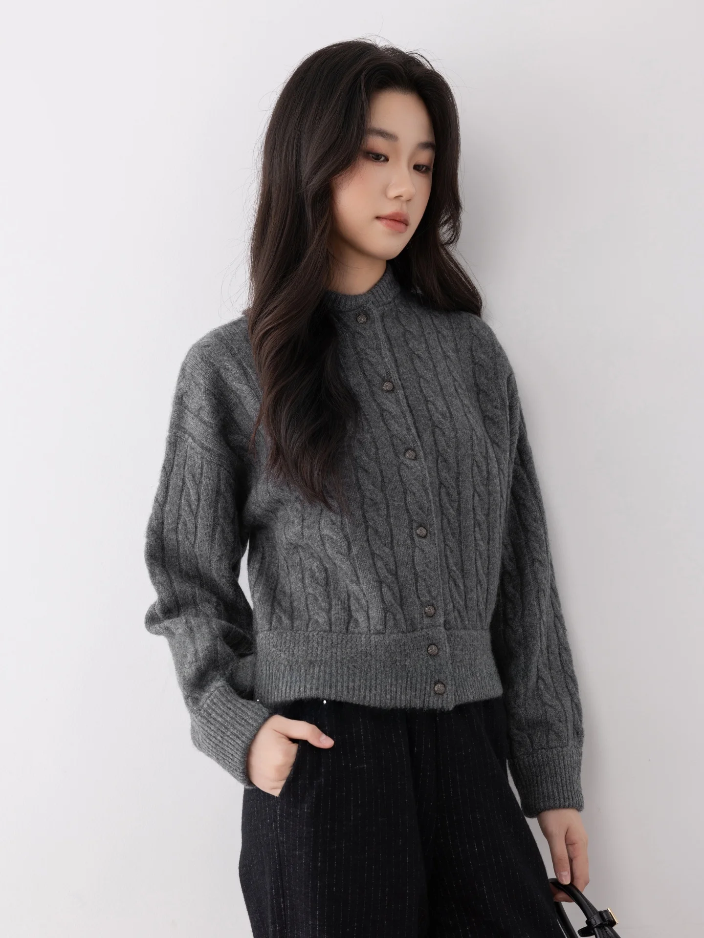 Теплый, комфортный, вязаный шерстяной кардиган на одной пуговице, женский, модный, дышащий, укороченный, с эффектом многослойности
Теплый, комфортный, вязаный шерстяной кардиган на одной пуговице, женский, модный, дышащий, укороченный, с эффектом многослойности