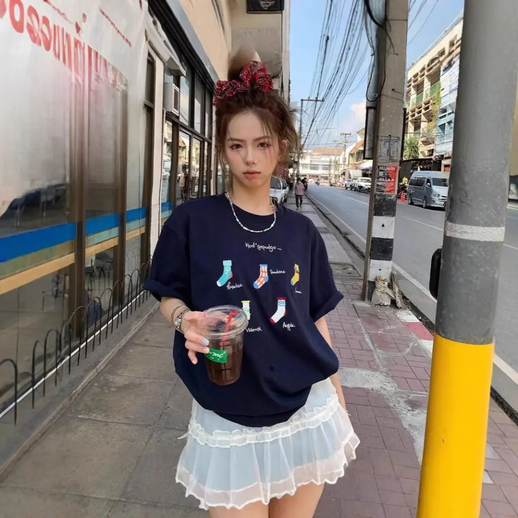 Женская темно-синяя футболка с вышивкой в американском стиле ретро, свободный крой с короткими рукавами, модный универсальный возрастной топ для повседневной одежды
Женская темно-синяя футболка с вышивкой в американском стиле ретро, свободный крой с короткими рукавами, модный универсальный возрастной топ для повседневной одежды