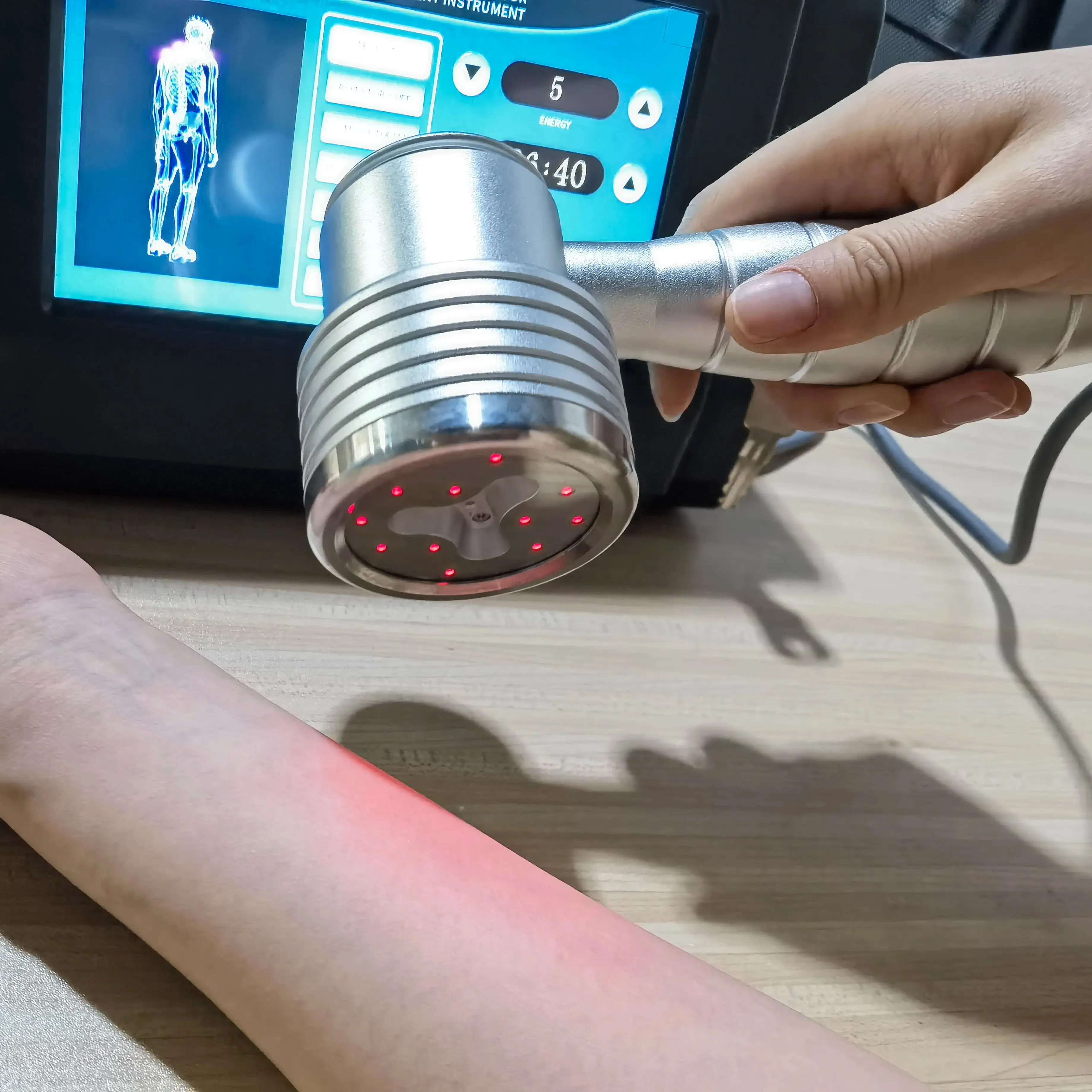 Handheld Red Light Laser for Knee Pain, Shoulder, Back - 808nm/650nm Dual Wavelength
Handheld Red Light Laser for Knee Pain, Shoulder, Back - 808nm/650nm Dual Wavelength