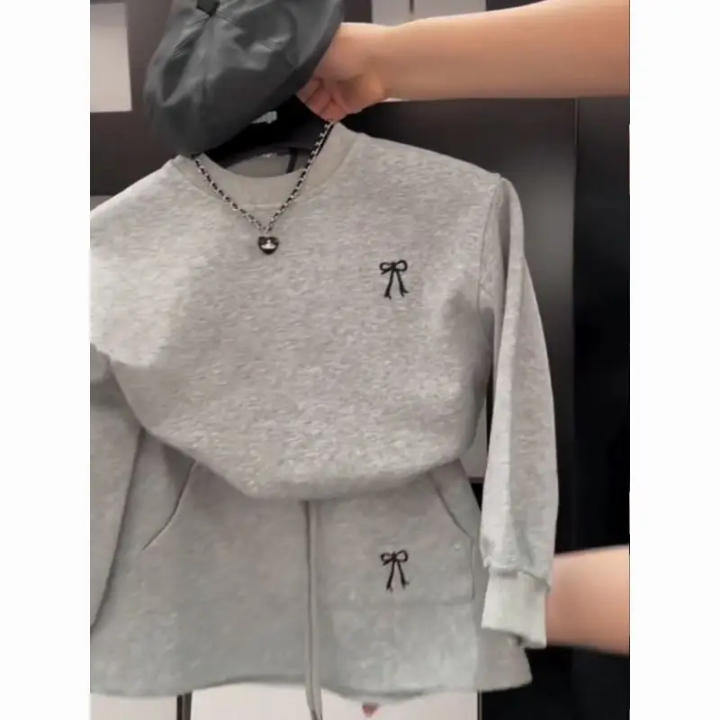 Korean Girls' Set 2025 New Spring Two Piece Set DressChildren's Leisure Sports Long Sleeve Hoodie Half Skirt Two Piece Set
Korean Girls' Set 2025 New Spring Two Piece Set DressChildren's Leisure Sports Long Sleeve Hoodie Half Skirt Two Piece Set