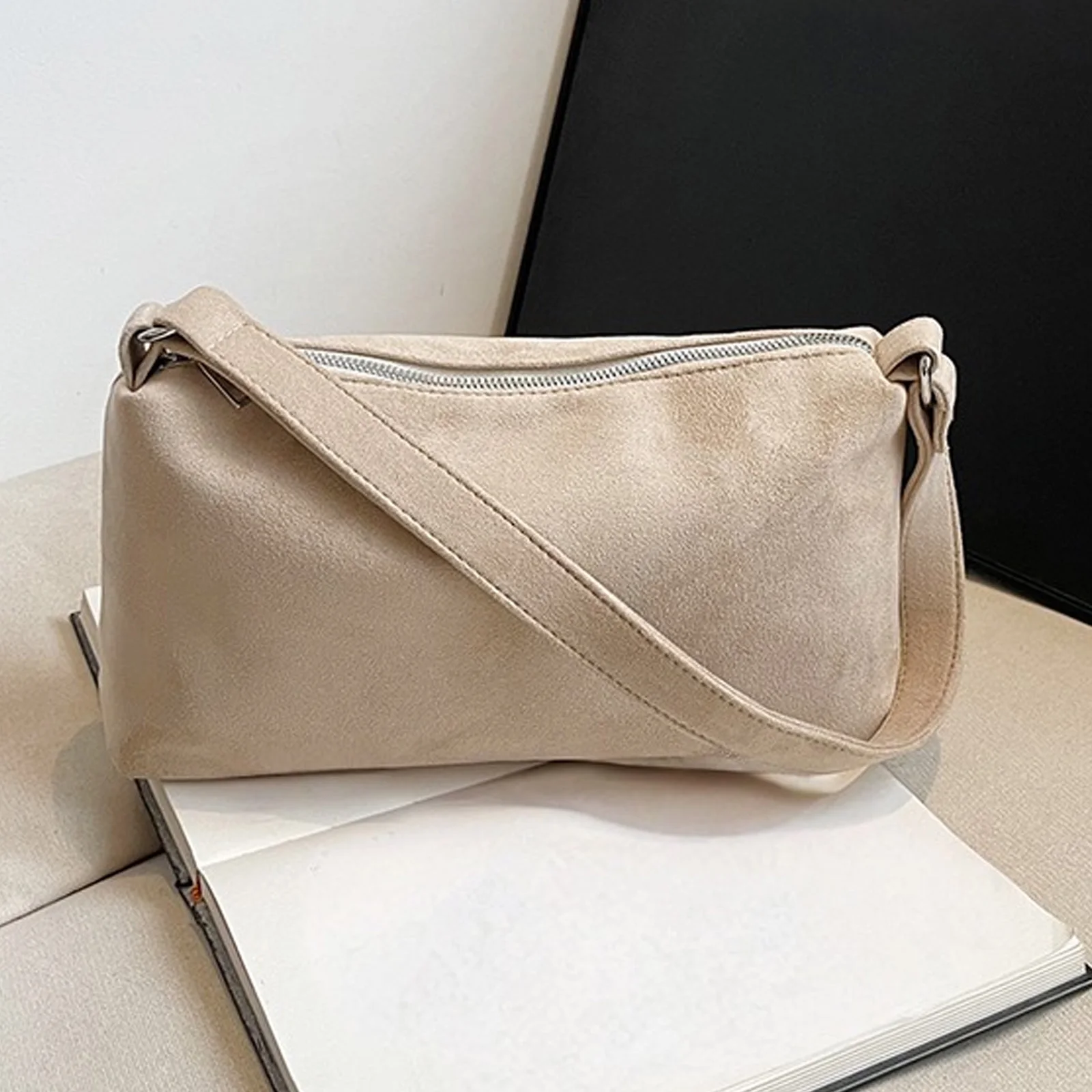 Suede Retro Shoulder Bag Solid Color Small Square Bag Zipper Closure Stylish Armpit Bag Travel Date Shopping Handbag
Suede Retro Shoulder Bag Solid Color Small Square Bag Zipper Closure Stylish Armpit Bag Travel Date Shopping Handbag