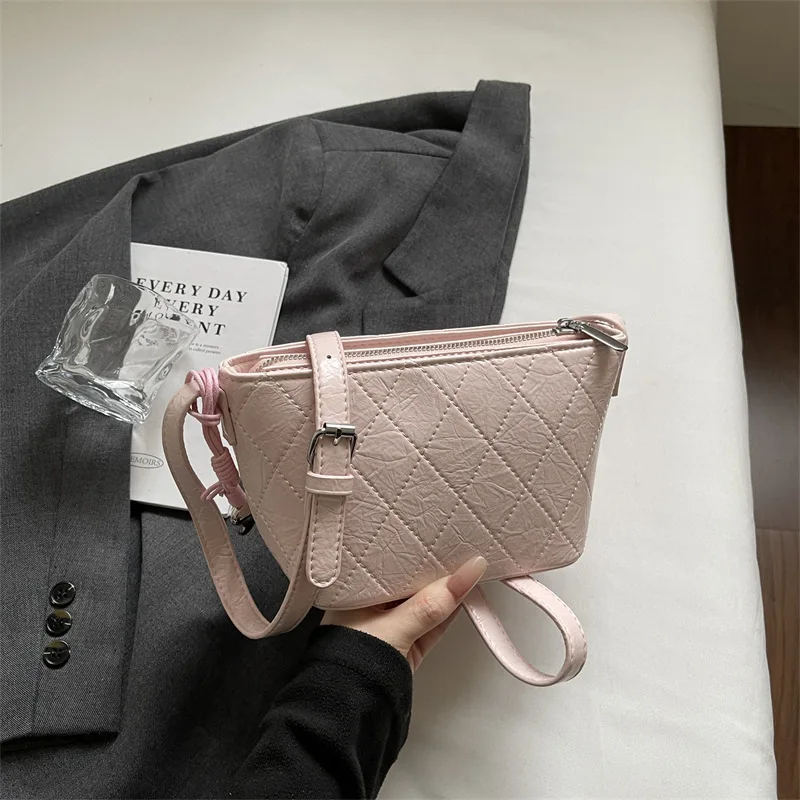 Pu Shoulder Bag Fashionable Solid Color Diamond Bag Body Design Versatile High Sense Portable Messenger Bag
Pu Shoulder Bag Fashionable Solid Color Diamond Bag Body Design Versatile High Sense Portable Messenger Bag