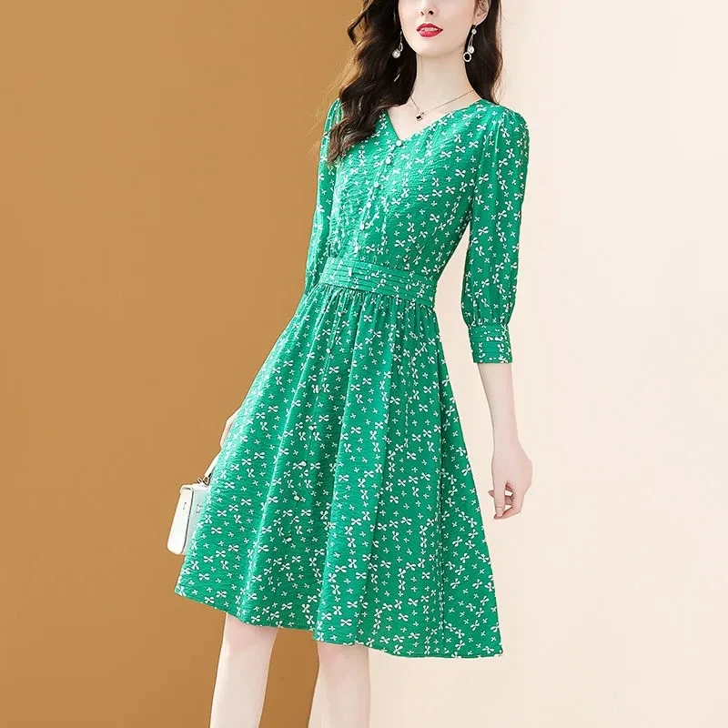 Green print dress women's 2022 spring new style temperament V-neck elegant thin Floral Dress
Green print dress women's 2022 spring new style temperament V-neck elegant thin Floral Dress