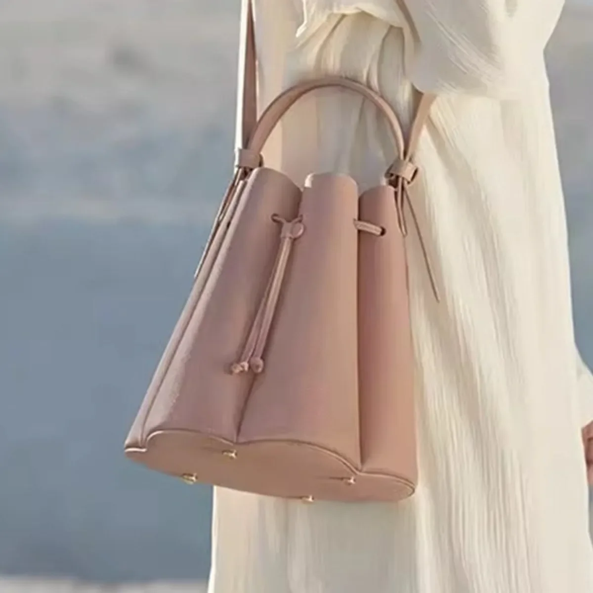 Новая модная сумка для хранения нишевого дизайна на шнурке, стильная сумка через плечо на одно плечо, универсальная сумка с лепестками
Новая модная сумка для хранения нишевого дизайна на шнурке, стильная сумка через плечо на одно плечо, универсальная сумка с лепестками