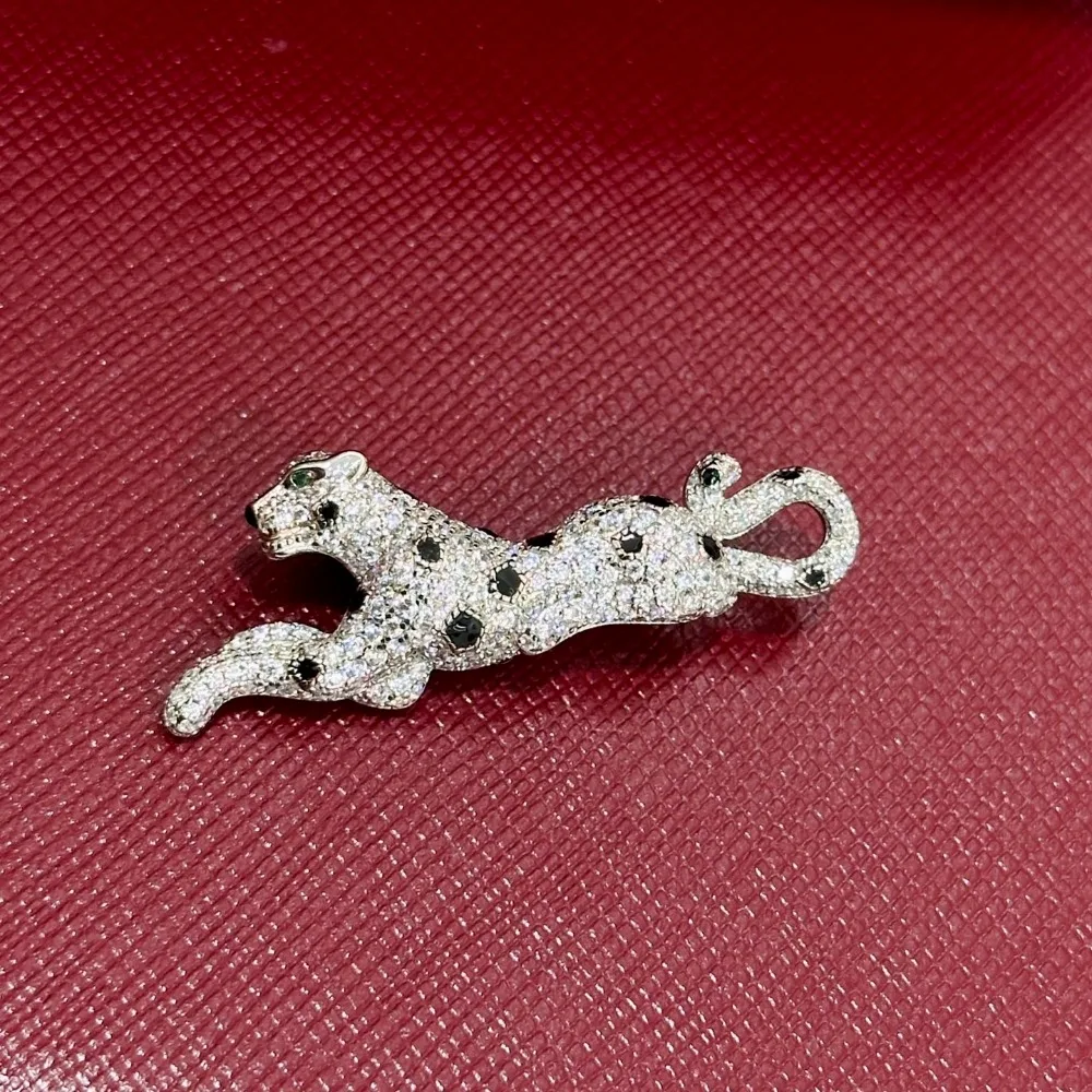 New Luxury Designer Real 925 Sterling Silver Brooch Leopard Print Zebra Speckle Full Cubic Zircon Green Eye Women Party Jewelry
New Luxury Designer Real 925 Sterling Silver Brooch Leopard Print Zebra Speckle Full Cubic Zircon Green Eye Women Party Jewelry
