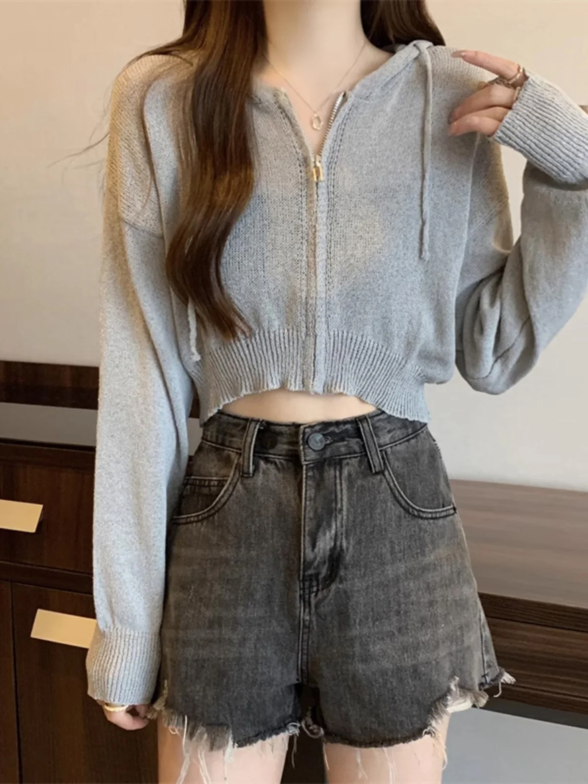 Chic Summer New Sexy Short Thin Sun Protection Knitted Sweater Zipper Hood Long Sleeve Coat Women's Slim Fit Cardigan Outerwear
Chic Summer New Sexy Short Thin Sun Protection Knitted Sweater Zipper Hood Long Sleeve Coat Women's Slim Fit Cardigan Outerwear