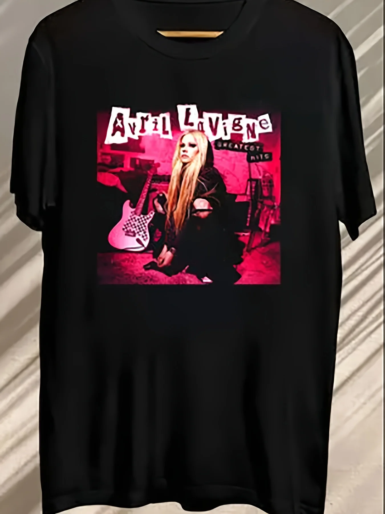 Футболка Avril Lavigne 2025 Best Damn Tour с графическим принтом — черная с розовым и белым геометрическим принтом, свободная посадка с коротким рукавом, круглая
Футболка Avril Lavigne 2025 Best Damn Tour с графическим принтом — черная с розовым и белым геометрическим принтом, свободная посадка с коротким рукавом, круглая