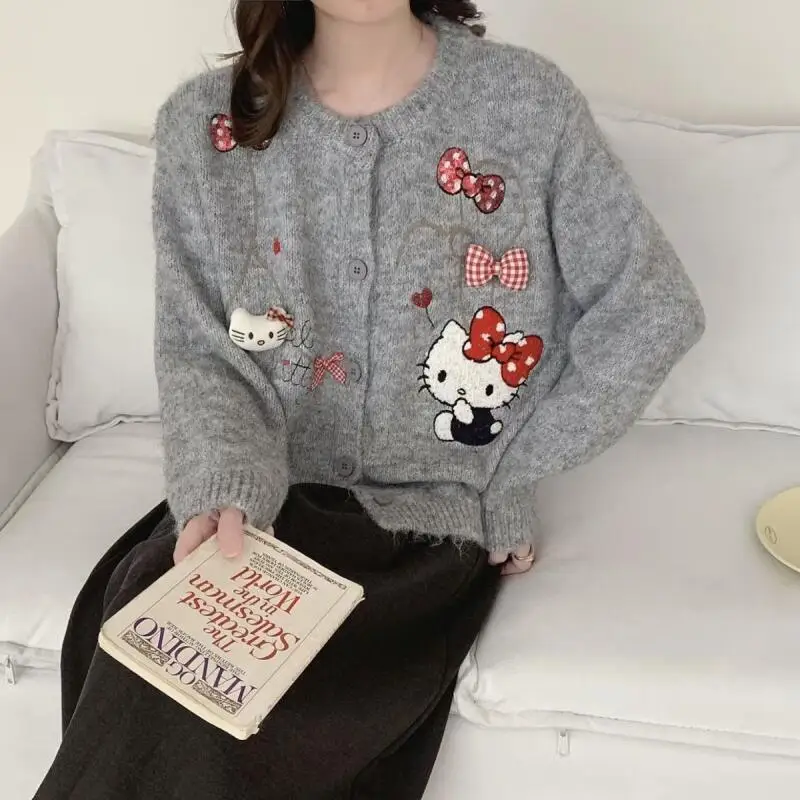 Новый модный повседневный мягкий вязаный свитер-кардиган Sanrio Hello Kitty с вышивкой, круглым вырезом, свободного кроя
Новый модный повседневный мягкий вязаный свитер-кардиган Sanrio Hello Kitty с вышивкой, круглым вырезом, свободного кроя