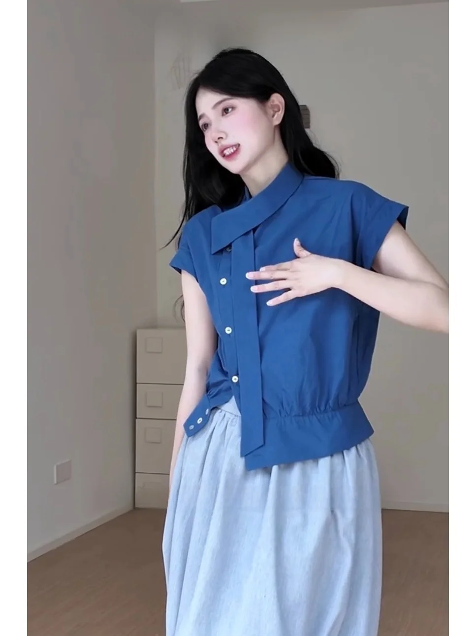 French Style Short Sleeve Shirt Women's Summer New Design Slanted Button Waist Cinching Slimming Personality Commute Top
French Style Short Sleeve Shirt Women's Summer New Design Slanted Button Waist Cinching Slimming Personality Commute Top