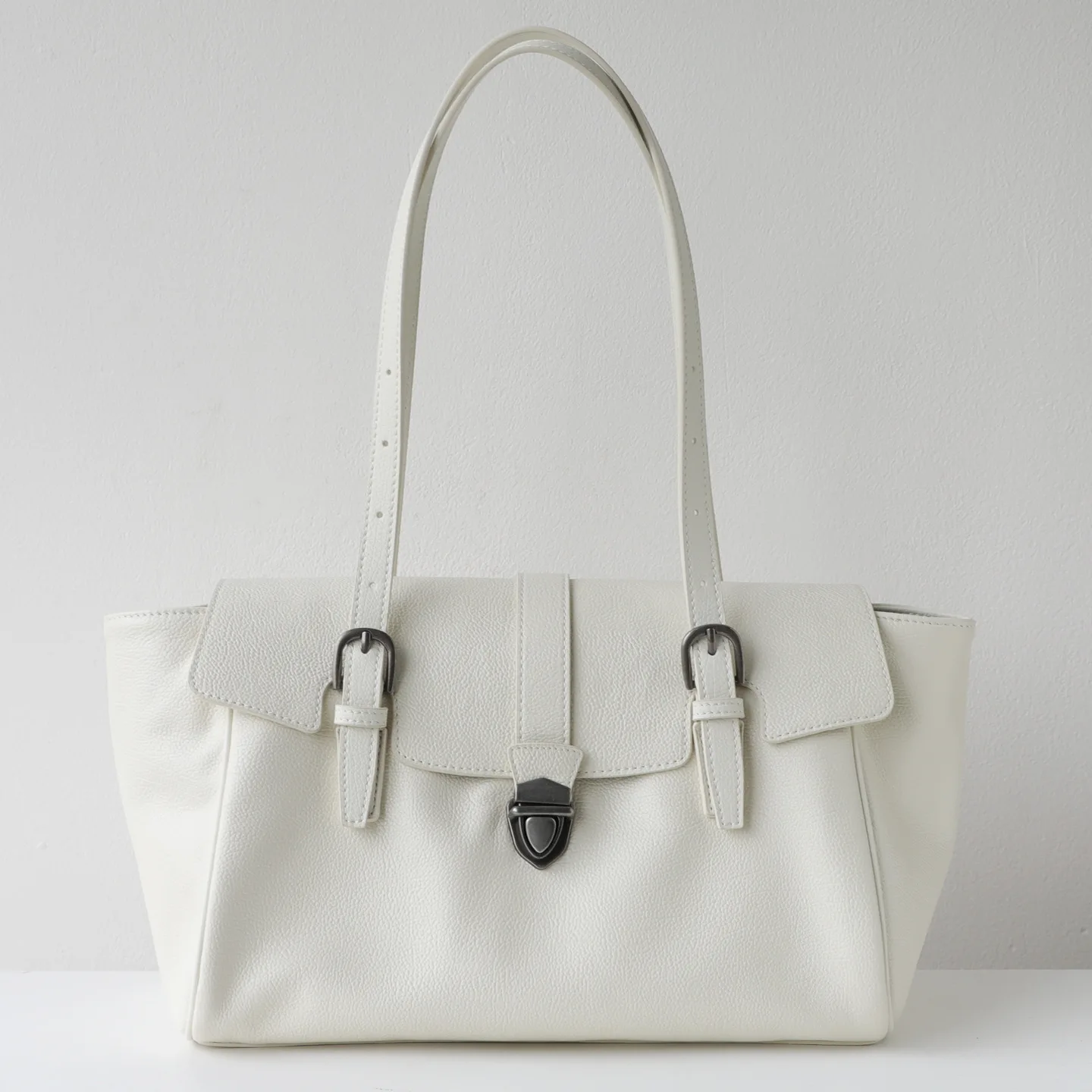 2026 New Women's Top Grain Leather Tote Bag Flap Buckle Adjustable Strap Large Capacity Shoulder Handbag
2026 New Women's Top Grain Leather Tote Bag Flap Buckle Adjustable Strap Large Capacity Shoulder Handbag