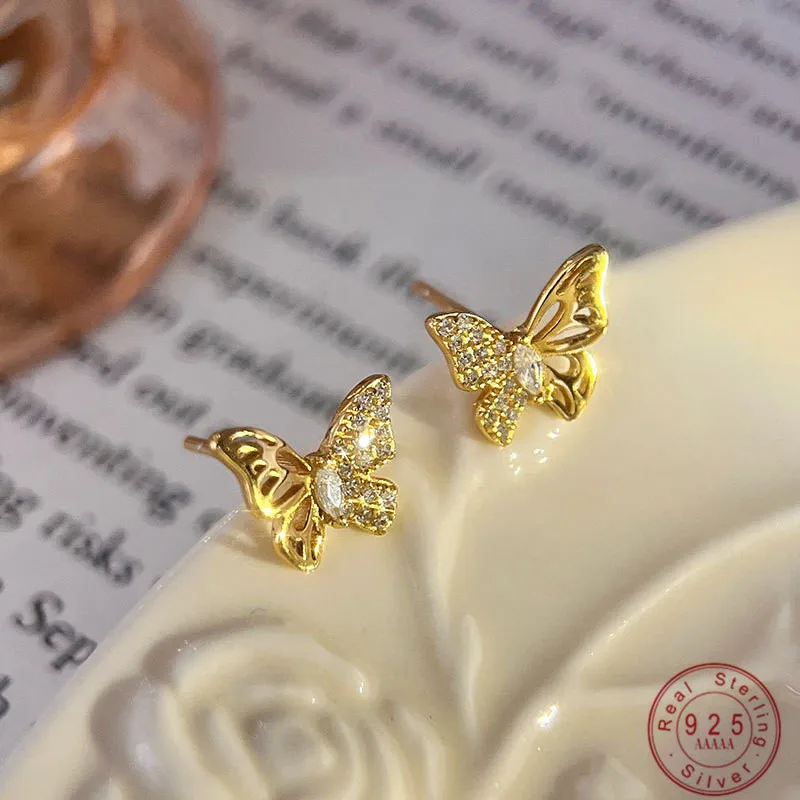 925 Sterling Silver Hollow Pavé Zircon Butterfly Wing Stud Earrings for Women Exquisite Temperament Jewelry Accessories
925 Sterling Silver Hollow Pavé Zircon Butterfly Wing Stud Earrings for Women Exquisite Temperament Jewelry Accessories