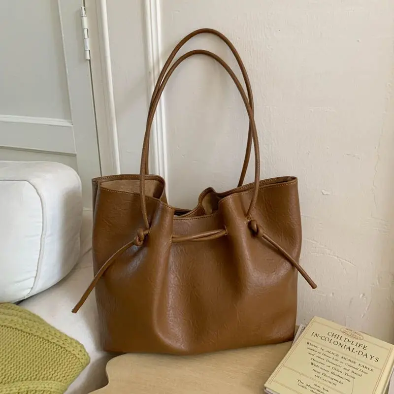 High-end Retro Tote Bag for Women 2026 New Large Capacity Pu Leather Shoulder Fashion Handbag
High-end Retro Tote Bag for Women 2026 New Large Capacity Pu Leather Shoulder Fashion Handbag