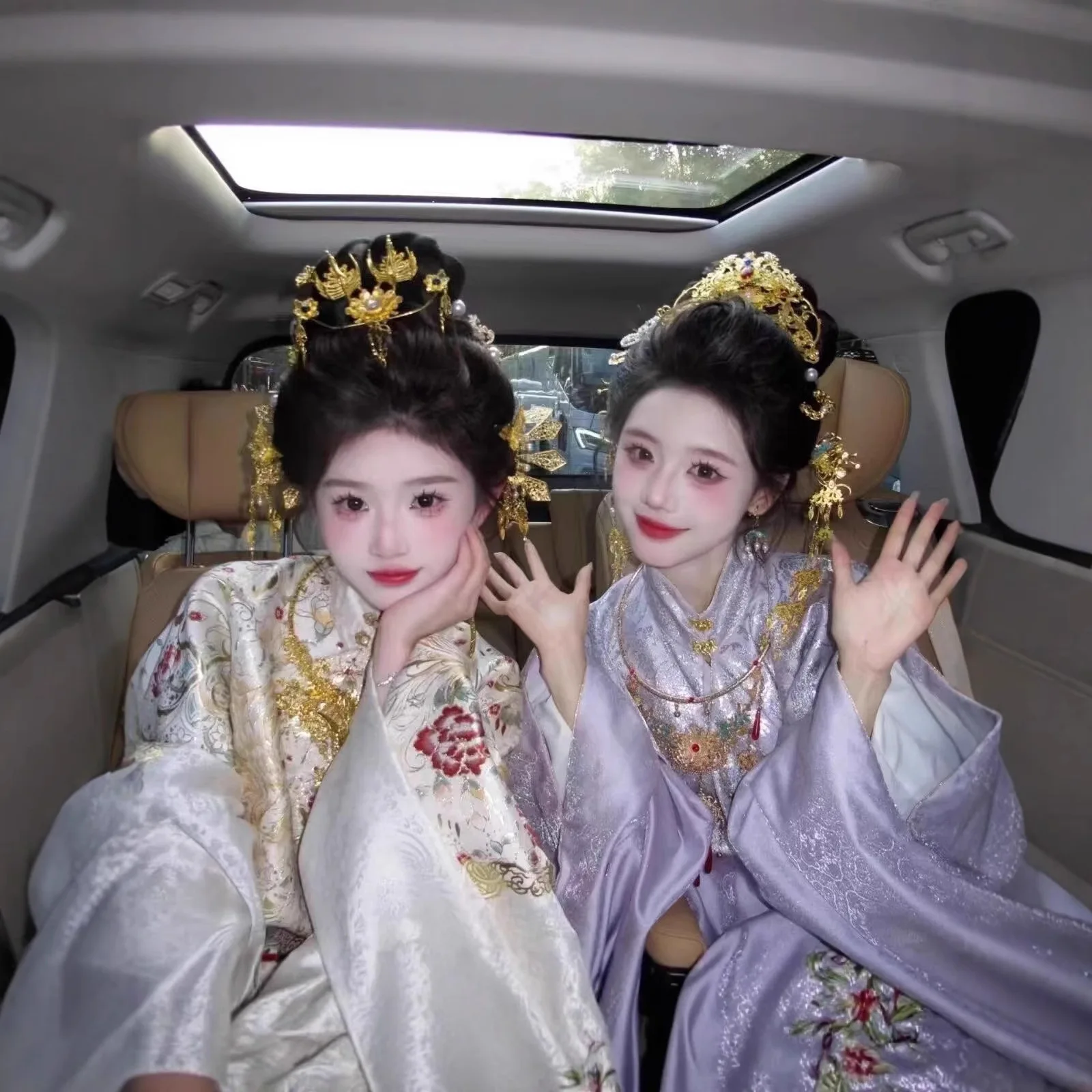 Ming Dynasty noblewoman style gold-embroidered heavy-duty patterned Hanfu with horse-face skirt, fairy-like high class design
Ming Dynasty noblewoman style gold-embroidered heavy-duty patterned Hanfu with horse-face skirt, fairy-like high class design