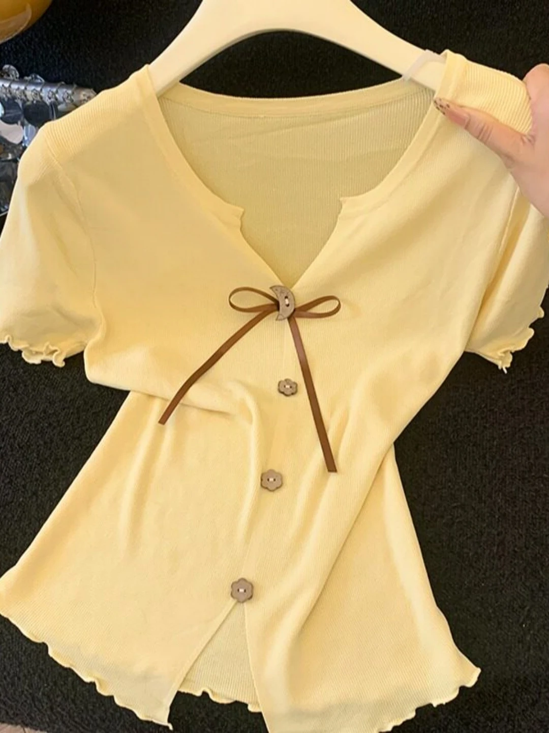 High-End Women's Knot V-Neck Short Sleeve T-Shirt Slim Fit Summer Design Sense Open Split Fashionable Top
High-End Women's Knot V-Neck Short Sleeve T-Shirt Slim Fit Summer Design Sense Open Split Fashionable Top