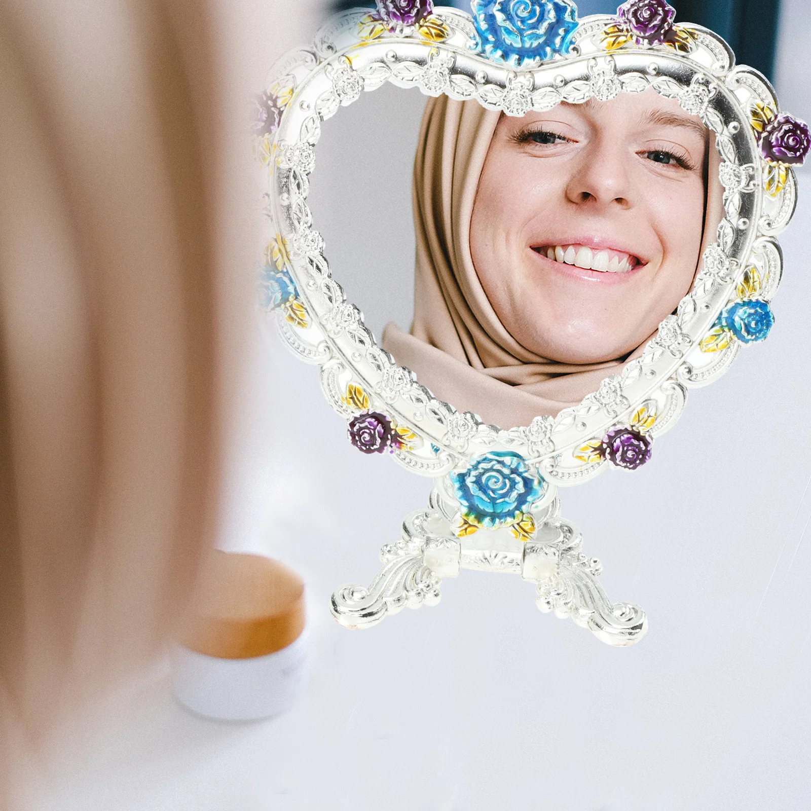 1Set Vintage Mirror Comb Kit Foldable Handheld Makeup Mirror Portable Retro Hair Comb Elegant Design for Women
1Set Vintage Mirror Comb Kit Foldable Handheld Makeup Mirror Portable Retro Hair Comb Elegant Design for Women