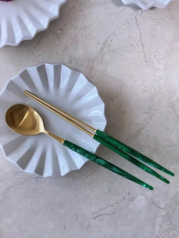 Original SMF1810 Titanium Alloy Electroplated Stainless Steel Golden Color Spoon Chopsticks Hollow Design Korean Style Cutlery
Original SMF1810 Titanium Alloy Electroplated Stainless Steel Golden Color Spoon Chopsticks Hollow Design Korean Style Cutlery