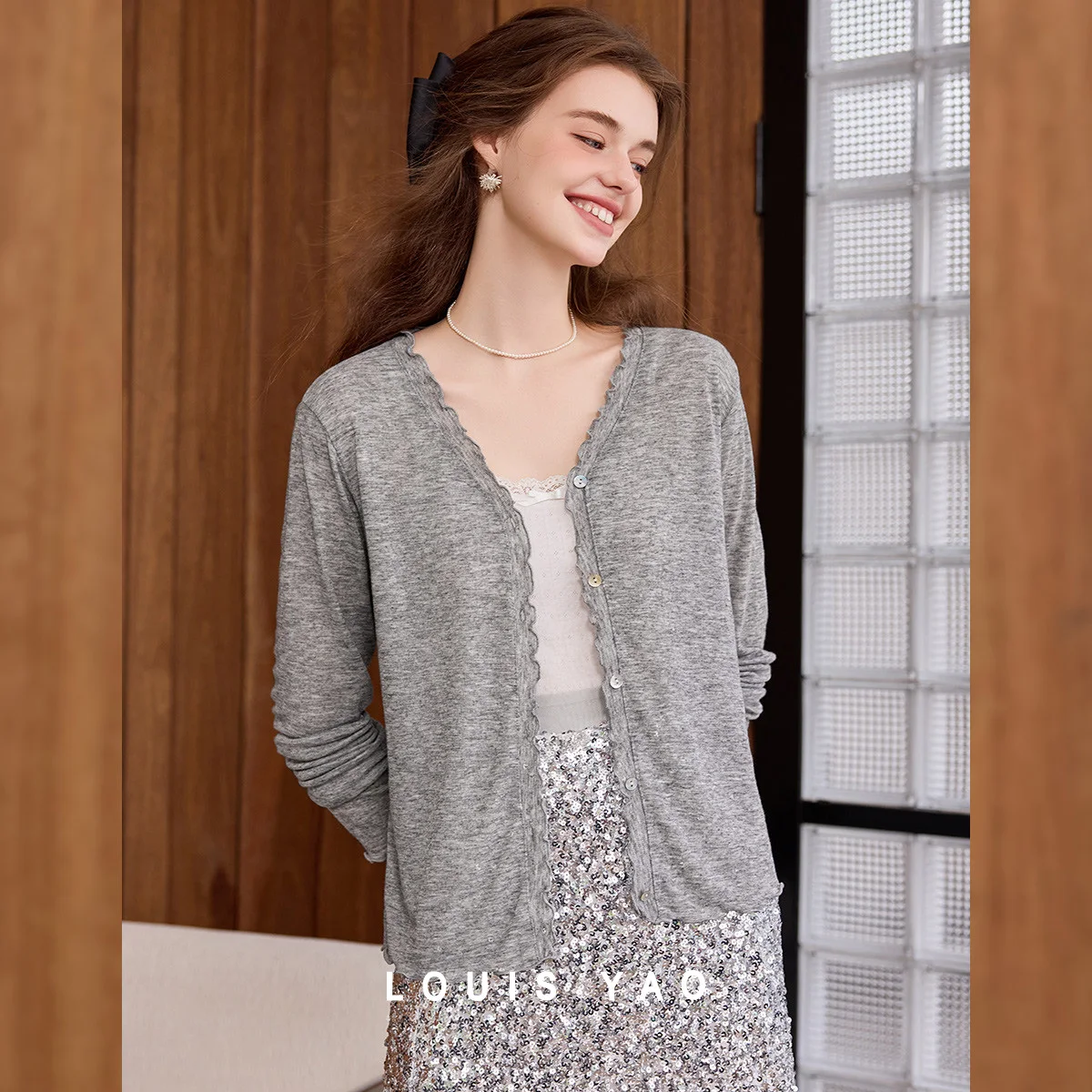 LOUIS YAO New Elegant V-neck Women's Cardigan 2025 Autumn Fashion Micro-stretch Straight Shoulder Knitwear Coat Women's Top
LOUIS YAO New Elegant V-neck Women's Cardigan 2025 Autumn Fashion Micro-stretch Straight Shoulder Knitwear Coat Women's Top