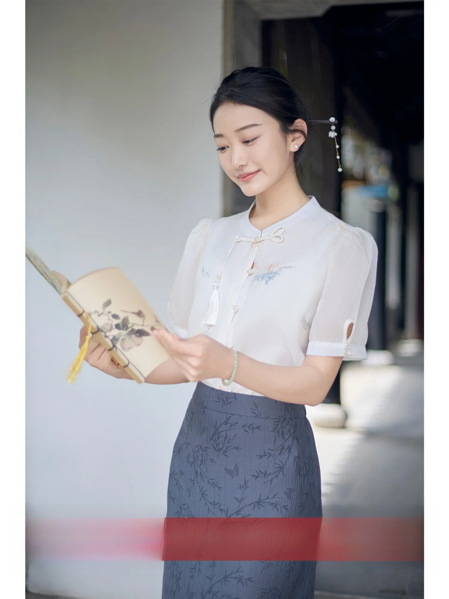 Heavy Embroidery Short Sleeve Shirt Women's Summer Top French Style Loose Fit Polyester Fabric Cool Sensation Thin Model
Heavy Embroidery Short Sleeve Shirt Women's Summer Top French Style Loose Fit Polyester Fabric Cool Sensation Thin Model