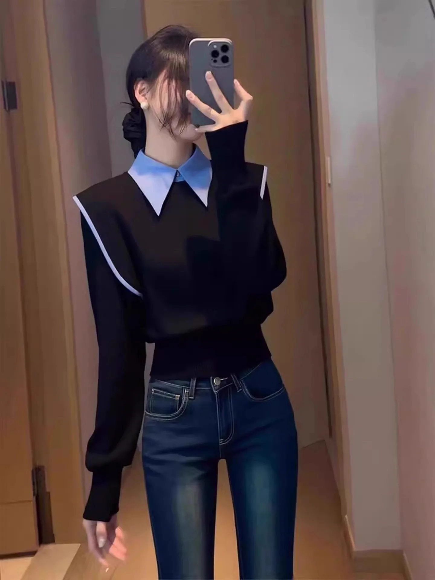 Модный черный свитшот для женщин, осенне-зимний, облегающий, с манжетами на талии, элегантный, женственный, трендовый, эксклюзивно онлайн
Модный черный свитшот для женщин, осенне-зимний, облегающий, с манжетами на талии, элегантный, женственный, трендовый, эксклюзивно онлайн