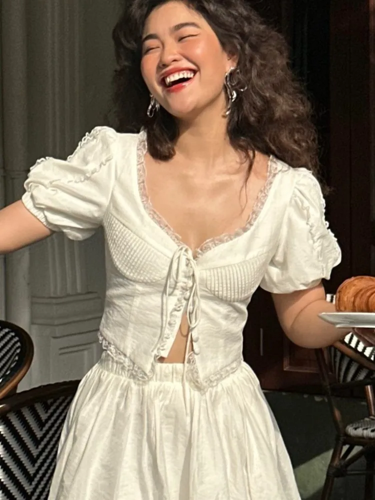 2025 New Summer Short-sleeved Tops Solid Lace Edges V-neck Pleated Design Elegant White Shirt Fashion Holiday Party Crop Tops
2025 New Summer Short-sleeved Tops Solid Lace Edges V-neck Pleated Design Elegant White Shirt Fashion Holiday Party Crop Tops