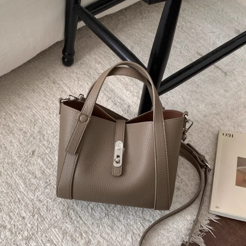 Стильная роскошная кожаная сумка-тоут, элегантная сумка-ведро с верхней ручкой и металлическим замком, повседневная сумка, минималистичная сумка на плечо для женщин
Стильная роскошная кожаная сумка-тоут, элегантная сумка-ведро с верхней ручкой и металлическим замком, повседневная сумка, минималистичная сумка на плечо для женщин