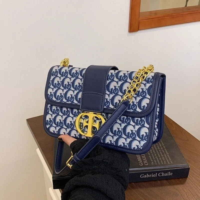 Fashionable Women's Tote Bag Made Of Leather With Trendy Commuter Design And Famous Elegant Style
Fashionable Women's Tote Bag Made Of Leather With Trendy Commuter Design And Famous Elegant Style