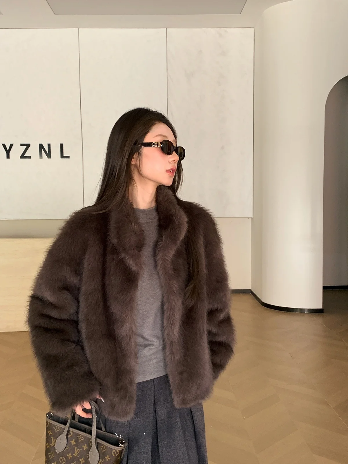 Женская зимняя свободная кофта из искусственного меха UVPU коричневого цвета, экологичная, с эффектом высококачественного материала, прямого кроя, из полиэфирного волокна
Женская зимняя свободная кофта из искусственного меха UVPU коричневого цвета, экологичная, с эффектом высококачественного материала, прямого кроя, из полиэфирного волокна