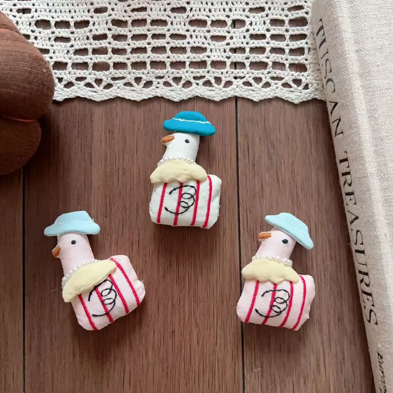 Premium Portable Handmade Fabric Adorable Cute Duck Brooch DIY Pin Pendant for Shoes Hats Bags Clothing Accessories
Premium Portable Handmade Fabric Adorable Cute Duck Brooch DIY Pin Pendant for Shoes Hats Bags Clothing Accessories