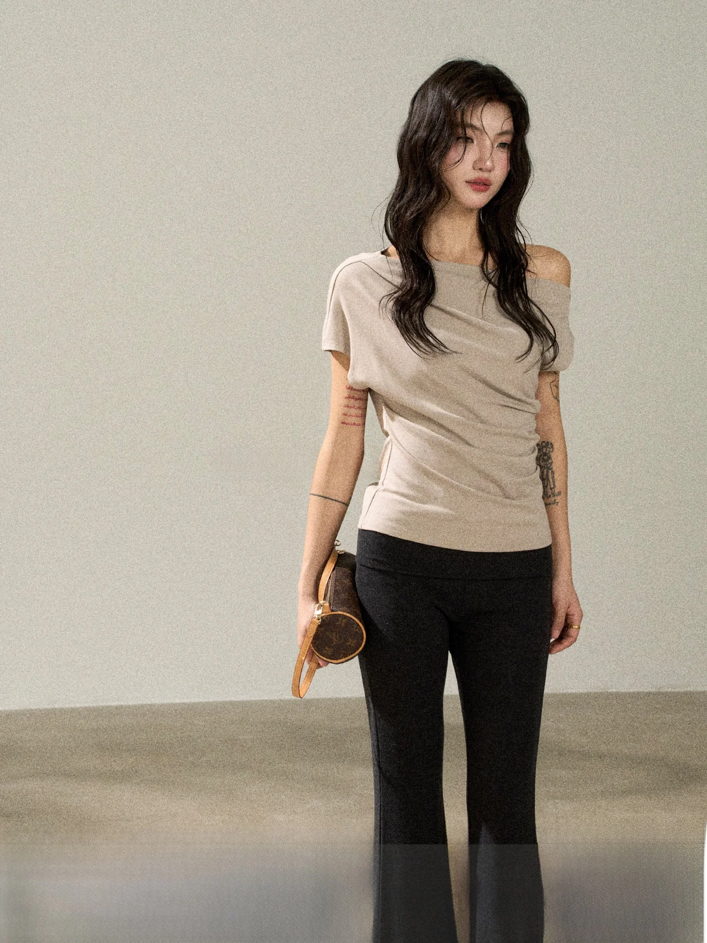 Korean Style Pleated Shoulder Short Sleeve T-Shirt Women Summer Exposure Upper Body Soft Comfortable Standard Fit Pure Color
Korean Style Pleated Shoulder Short Sleeve T-Shirt Women Summer Exposure Upper Body Soft Comfortable Standard Fit Pure Color