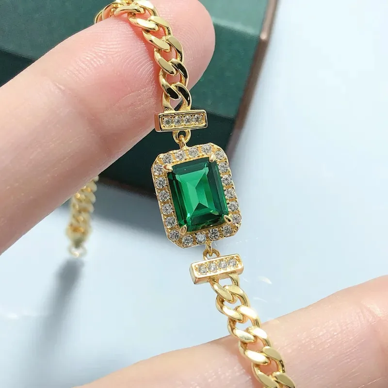 Luxury 100% Real 18k Gold Women's Vintage Emerald Diamond Bracelet Square Moissanite Bracelet
Luxury 100% Real 18k Gold Women's Vintage Emerald Diamond Bracelet Square Moissanite Bracelet