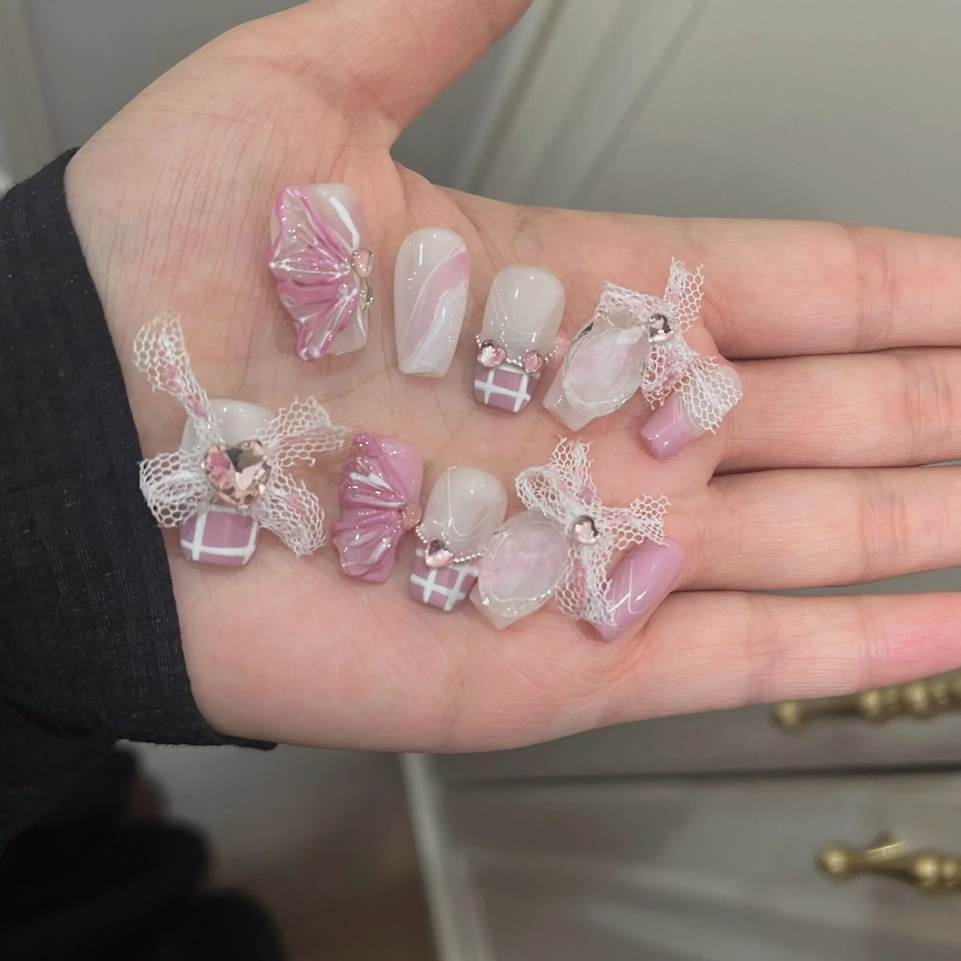 10pcs Sweet Pink Plaid Press on Nails Heart Butterfly False Nails French Bowknot Nail Cute Coffin Handmade Fake Nails for Girls
10pcs Sweet Pink Plaid Press on Nails Heart Butterfly False Nails French Bowknot Nail Cute Coffin Handmade Fake Nails for Girls
