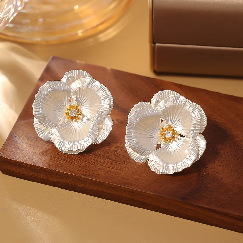 Fashionable and exquisite super fairy flower earrings, retro personalized versatile earrings, elegant and elegant earrings
Fashionable and exquisite super fairy flower earrings, retro personalized versatile earrings, elegant and elegant earrings